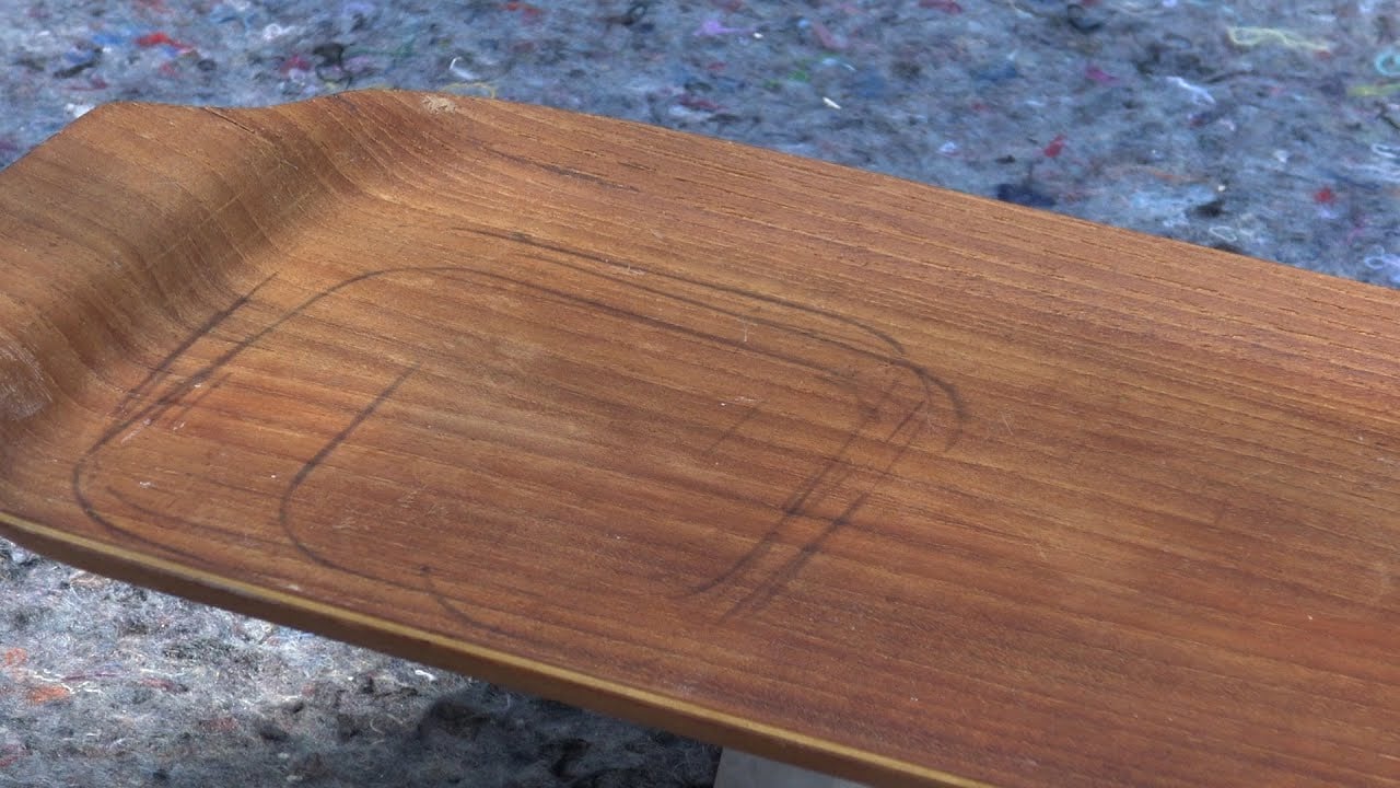 Fjerne flekker på teak-brett