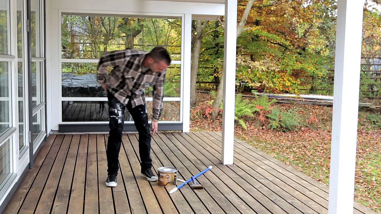 Slik renser du din terrasse og oljer den