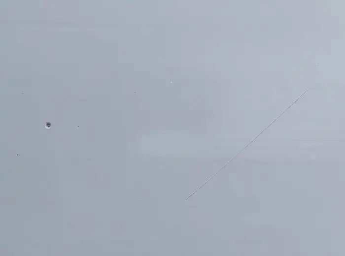 Kutt og borehull i malingen på test av matallmaling på rust saltvann