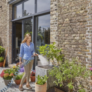 Slangen monteres på veggen. Etter bruk kveiler slangen seg automatisk tilbake til en minimal størrelse. Dette eliminerer behovet for å rulle ut og opp slangen igjen. Slangelengden er 10m, ideell til vanning av planter på små områder. Den medfølgende pulssprøyten ligger godt i hånden, vannmengden kan reguleres trinnløst og pulsavtrekkeren kan låses ved behov.