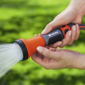 GARDENA VANNINGSRØR gir deg det grunnleggende utstyret for vanning. Med sin myke spray er sprøyten ideell for vanning av potteplanter og individuelle områder. Myke plastkomponenter gir godt grep. Takket være sin lille og kompakte form ligger sprøyten godt i hånden.